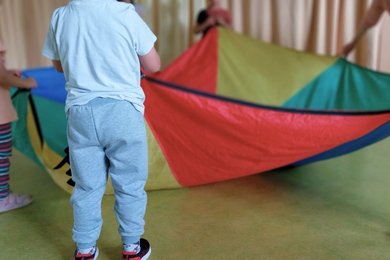 Dieses Bild zeigt Kinder beim Spielen mit einem Bewegungstuch.