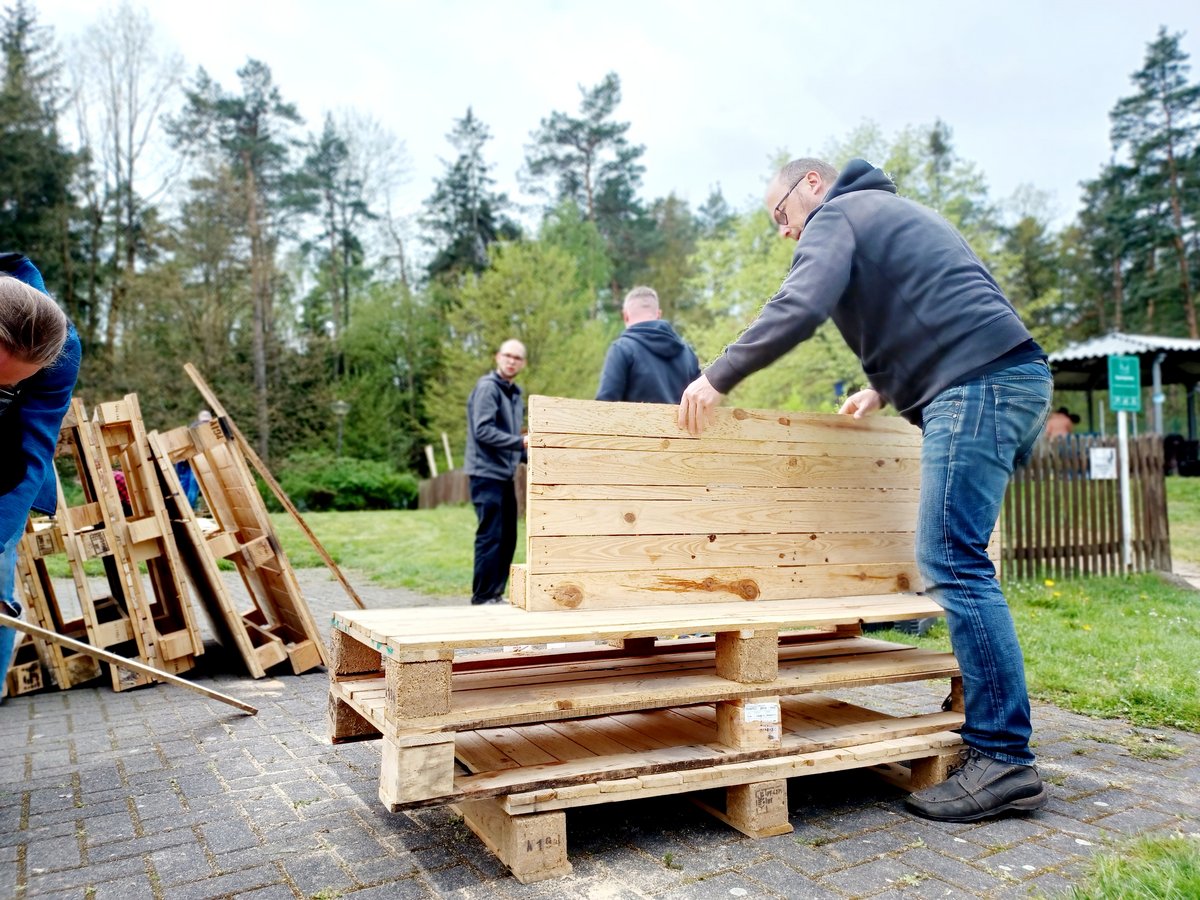 Social Day mit Kind im Heidehof: Bau neuer Sitzmöbel aus Europaletten