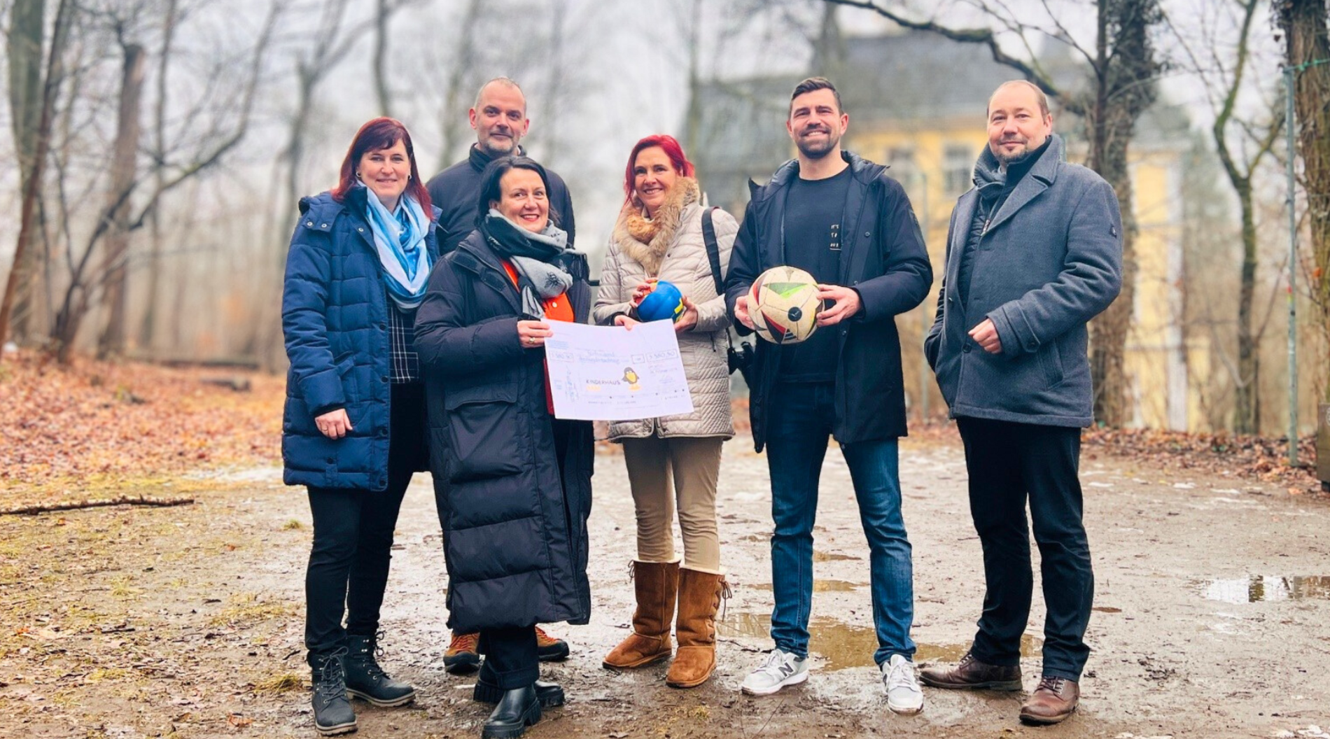 Da Bild zeigt alle Beteiligten der Spendenübergabe vor dem Kinderhaus RABE.