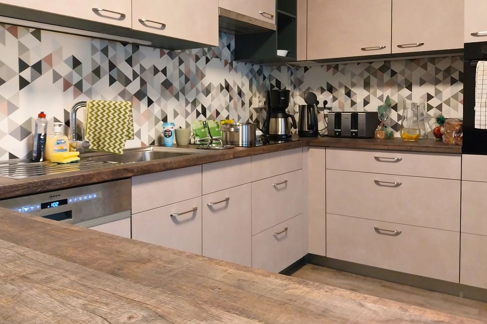 Dieses Bild zeigt die geräumige Küche in der Wohngruppe Komet.