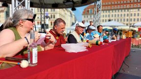 Das Ensemble "Königskinder" des ABZ auf der Bühne beim Palais Sommer auf dem Dresdner Neumarkt.
