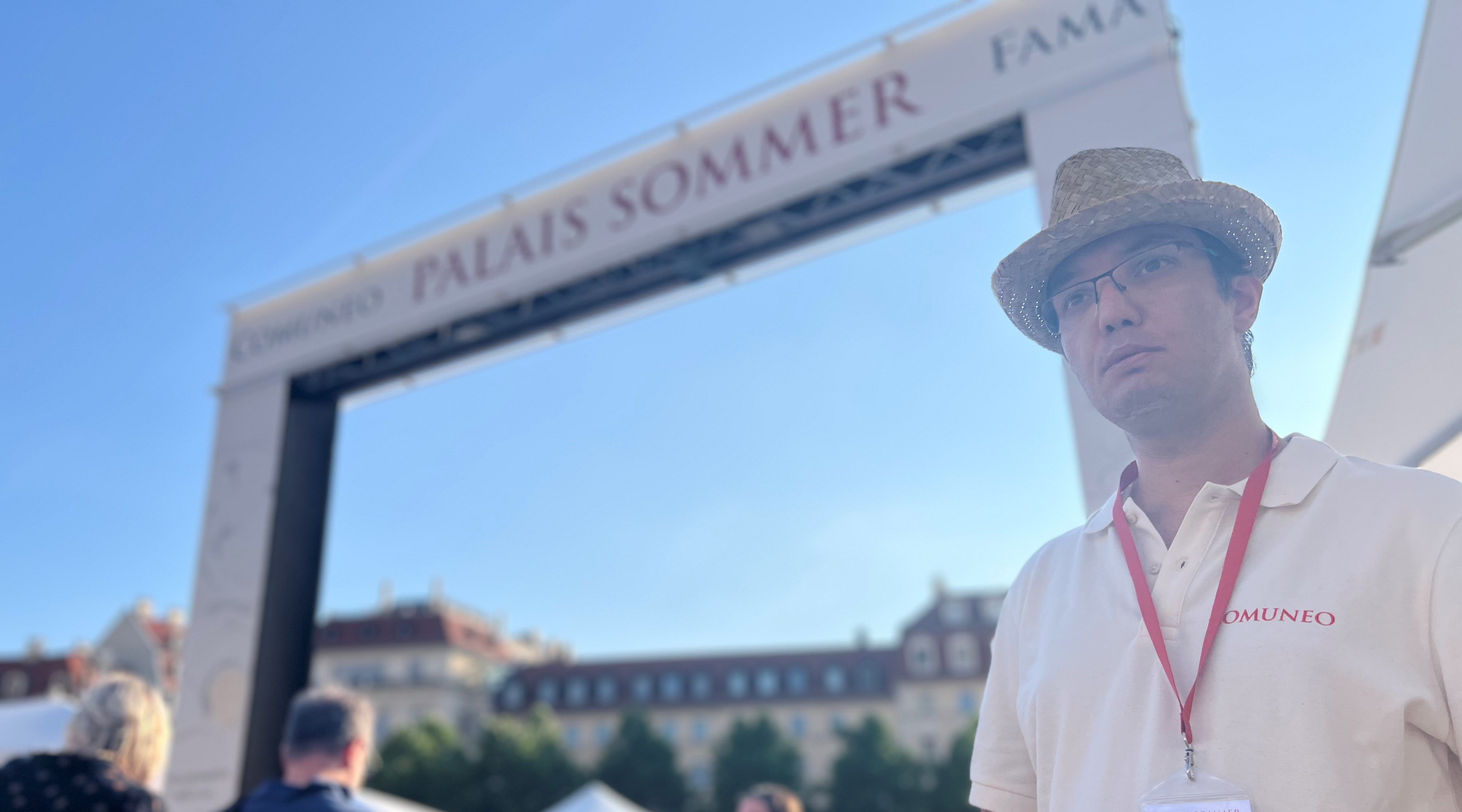 Am Eingang steht ein Beschäftigter der Wichern-Werkstätten und begrüßt die Gäste vom Palais Sommer. 