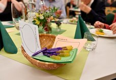 Dieses Foto zeigt einen Korb, in dem sich die Zettel für die Pinnwand befinden, auf denen die Gäste zum Beispiel schreiben können, was Telefonseelsorge für sie bedeutet und was sie nie vergessen werden.