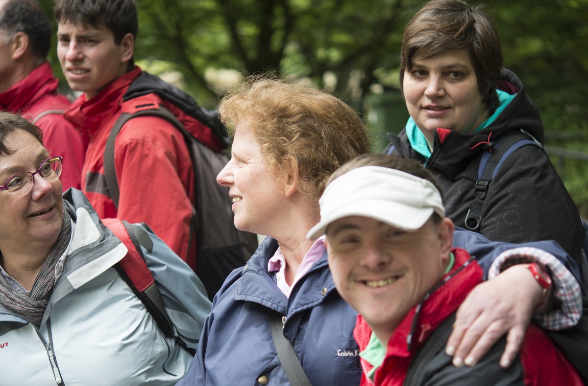Gruppe von Menschen mit Behinderung beim Ausflug