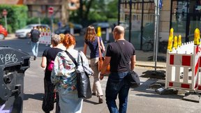 Auf diesem Bild ist zu sehen, wie die Gruppe durch Pieschen geht auf dem Weg zur Wohnungsnotfallhilfe.