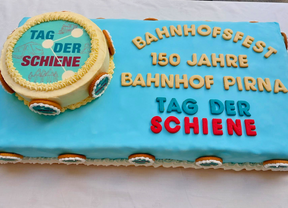 Das Bild zeigt die Torte, die das Bahnhofsmanagement zum Bahnhofsfest "150 Jahre Bahnhof Pirna" am Tag der Schiene gespendet hat. Der Erlös vom Verkauf der Kuchenstücke wurde an die Bahnhofsmission Dresden gespendet.
