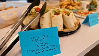 Das Bild zeigt einen Teller mit Falafel-Wraps.