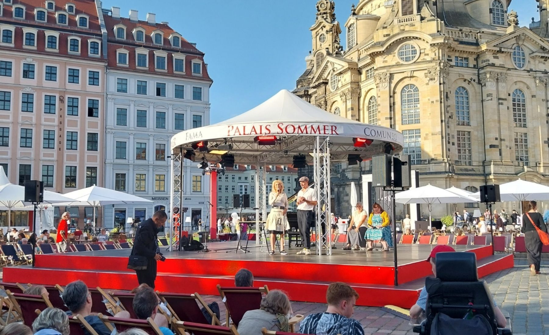 Dieses Bild zeigt die Bühne beim Palais Sommer auf dem Dresdner Neumarkt.